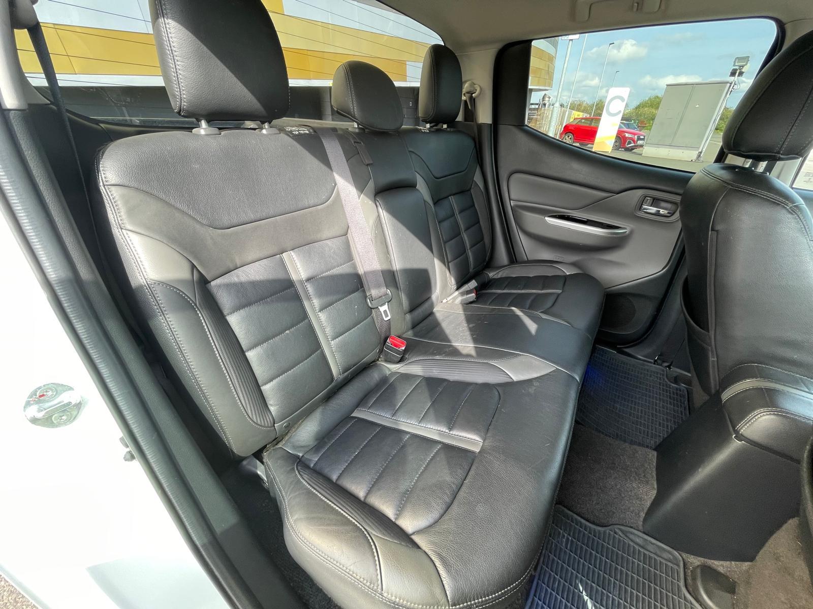 Mitsubishi L200 2.4 DI-D DC Barbarian Pickup Double Cab 4dr Diesel Manual 4WD Euro 5 (178 ps)
