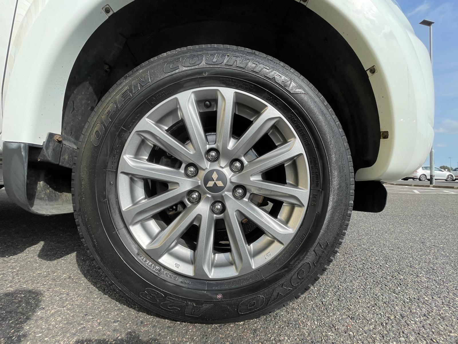 Mitsubishi L200 2.4 DI-D DC Barbarian Pickup Double Cab 4dr Diesel Manual 4WD Euro 5 (178 ps)