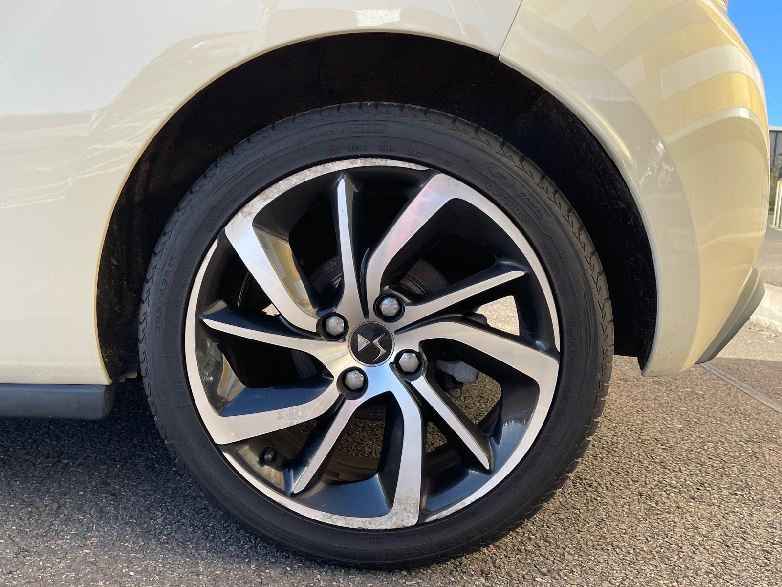 DS AUTOMOBILES DS 3 1.2 PureTech Parthenon Cream Hatchback 3dr Petrol Manual Euro 6 (s/s) (110 ps)