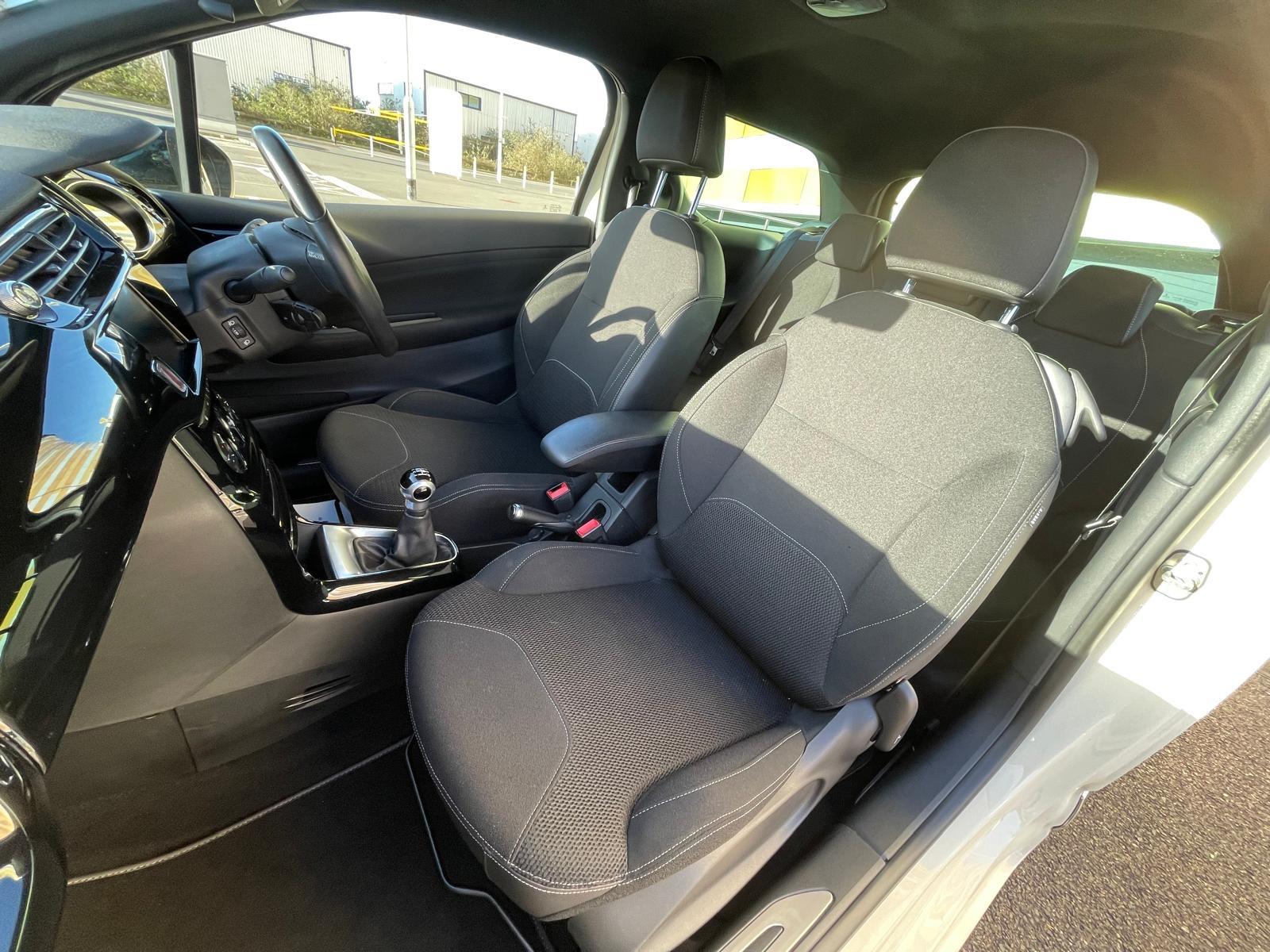 DS AUTOMOBILES DS 3 1.2 PureTech Parthenon Cream Hatchback 3dr Petrol Manual Euro 6 (s/s) (110 ps)