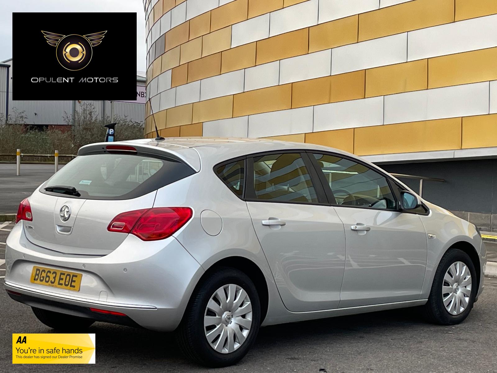 Vauxhall Astra 1.4 16v Exclusiv Hatchback 5dr Petrol Manual Euro 5 (100 ps)