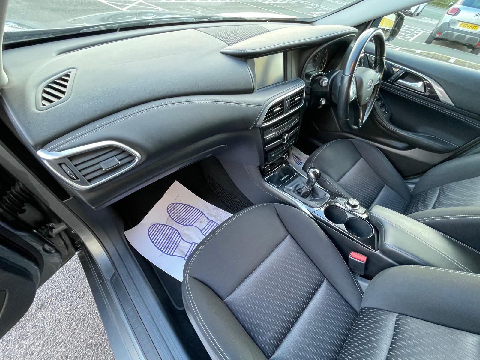 Infiniti Q30 1.5d SE Hatchback 5dr Diesel Manual Euro 6 (s/s) (109 ps)