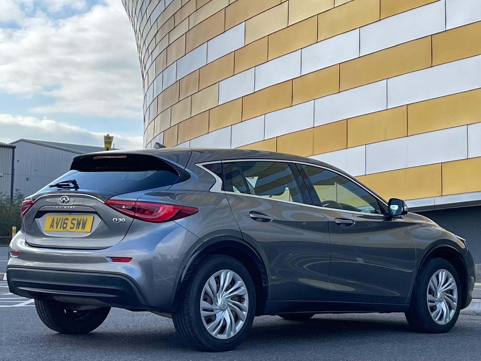 Infiniti Q30 1.5d SE Hatchback 5dr Diesel Manual Euro 6 (s/s) (109 ps)