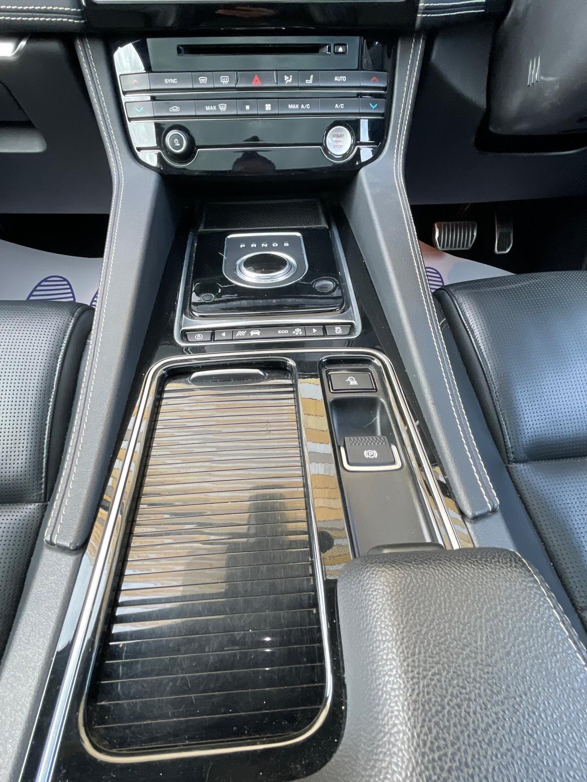 Jaguar F-PACE 2.0 D180 Chequered Flag SUV 5dr Diesel Auto AWD Euro 6 (s/s) (180 ps)